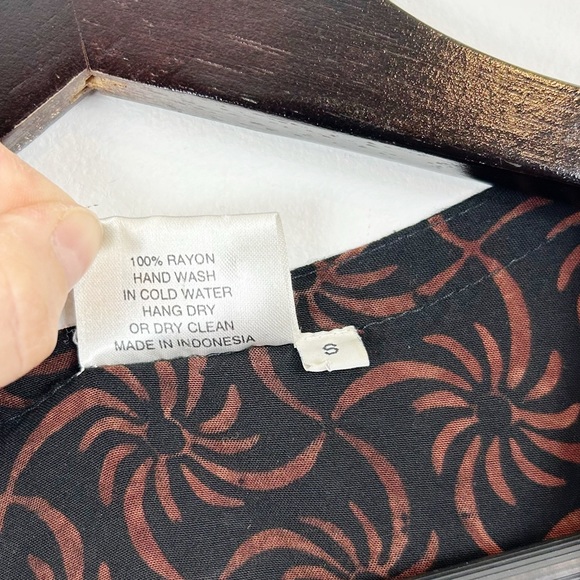 Very Vineyard Edgartown Martha's Vineyard Abstract Print Blouse Size Small - Picture 4 of 5